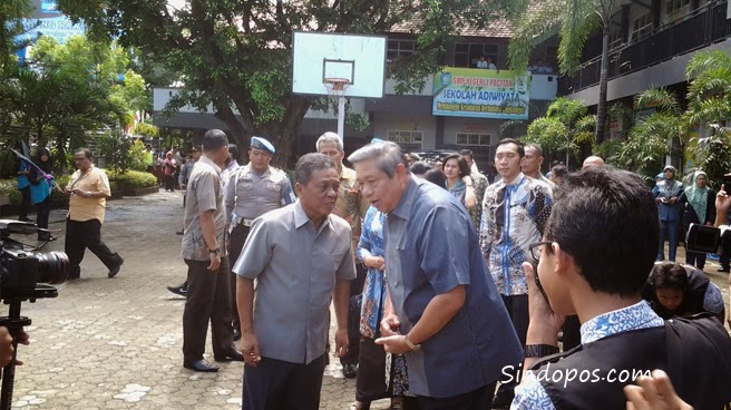 SBY saat berbincang hangat di halaman SMPN 1 Pacitan