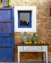 Garrafas de cristal como jarrones decorativos para el hogar