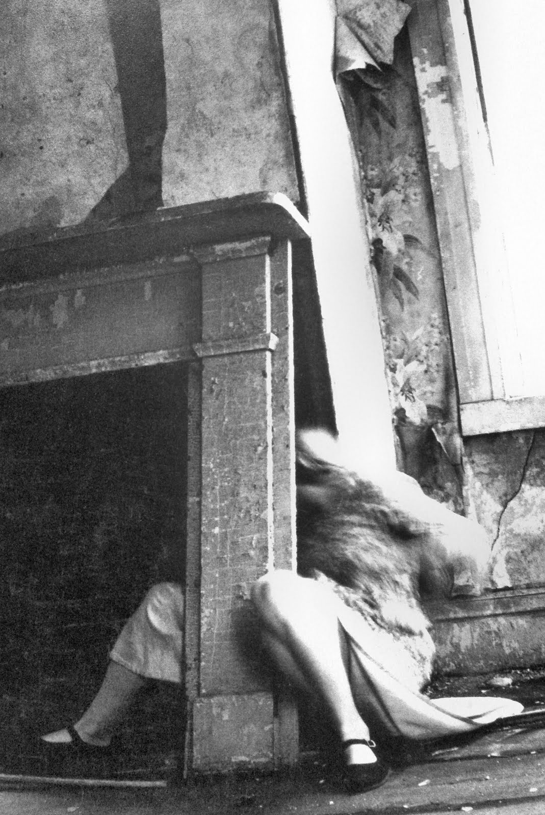 Hiding myself in your eyes. Francesca Woodman.