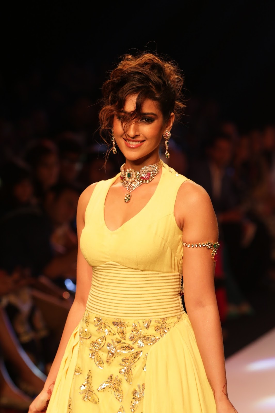 High Quality Bollywood Celebrity Pictures Ileana D Cruz Showcasing Her Sexy Curves On The Ramp