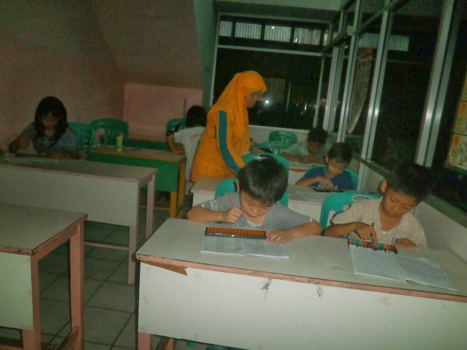 ARITMATIKA Proses latihan menghitung dengan menggunakan metode aritmatika sempoa di Yayasan Aritmatika Indonesia Cabang Jambi yang terletak di Jalan
