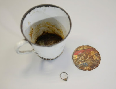 Joias de vítima de Auschwitz numa caneca Joias de vítima de Auschwitz numa caneca