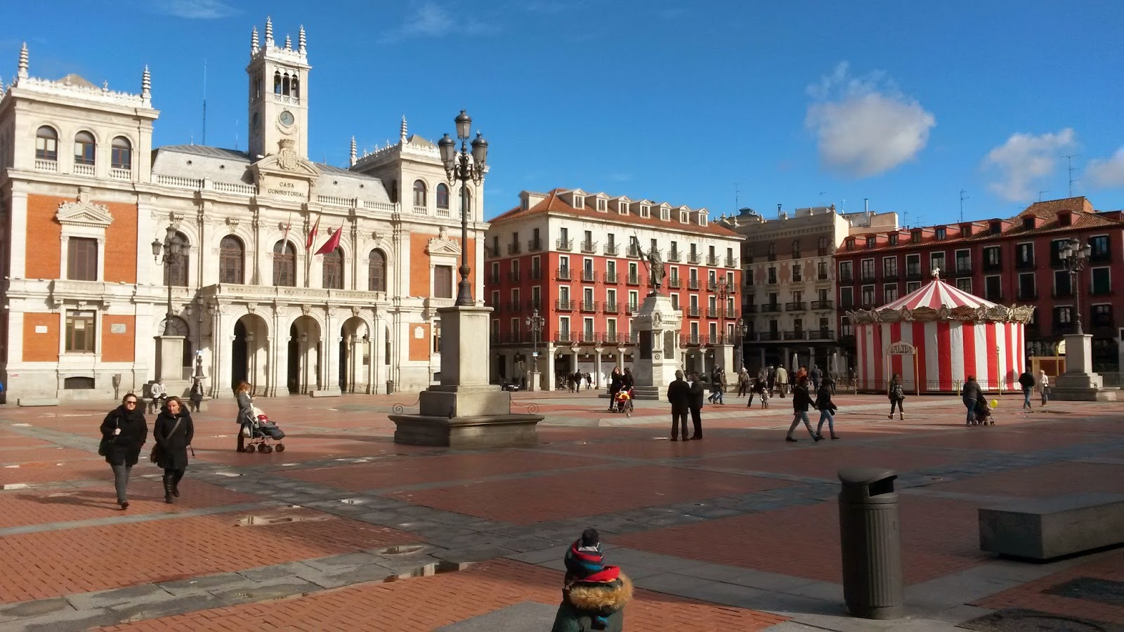 La estructura de la Plaza Mayor de Valladolid se asemeja mucho a la de Madrid y Salamanca.