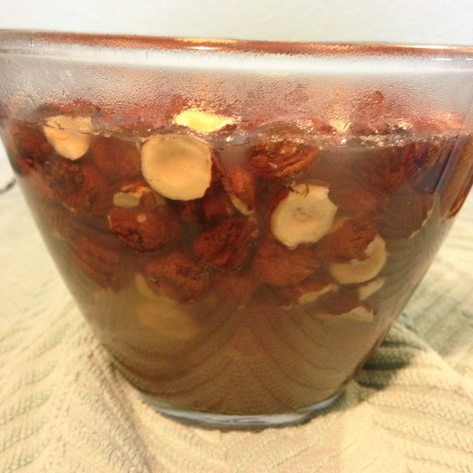 Аппарат для очистки кожуры грецкий орех. Инфографика для орехов. Замачивание орехов в кипятке. Чистка грецких орехов. Грецкий орех очищенный от шелухи.