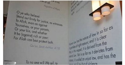 Diakui Sebagai Ekspresi Keadilan Terbaik, Universitas Ternama Amerika Ini Tulis Ayat Qur'an Di Dinding Pintu Utama