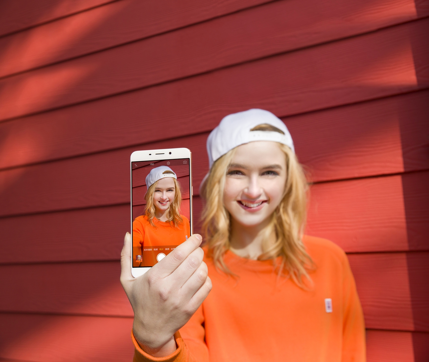 Selfie 1. Селфи на фоне желтого цвета. Девушка селфи в оранжевом. Оппо реклама с девушкой. Оппо а96 селфи фото.