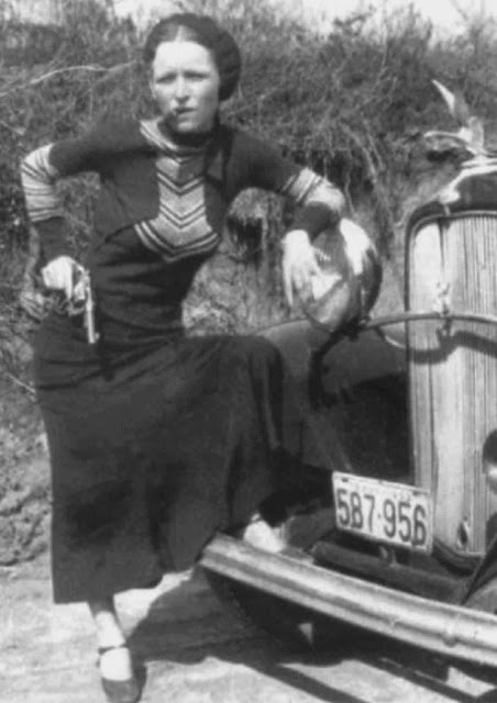   cars and girls  - Page 33 Bonnie-parker-with-cigar-in-front-of-a-stolen-ford-1933
