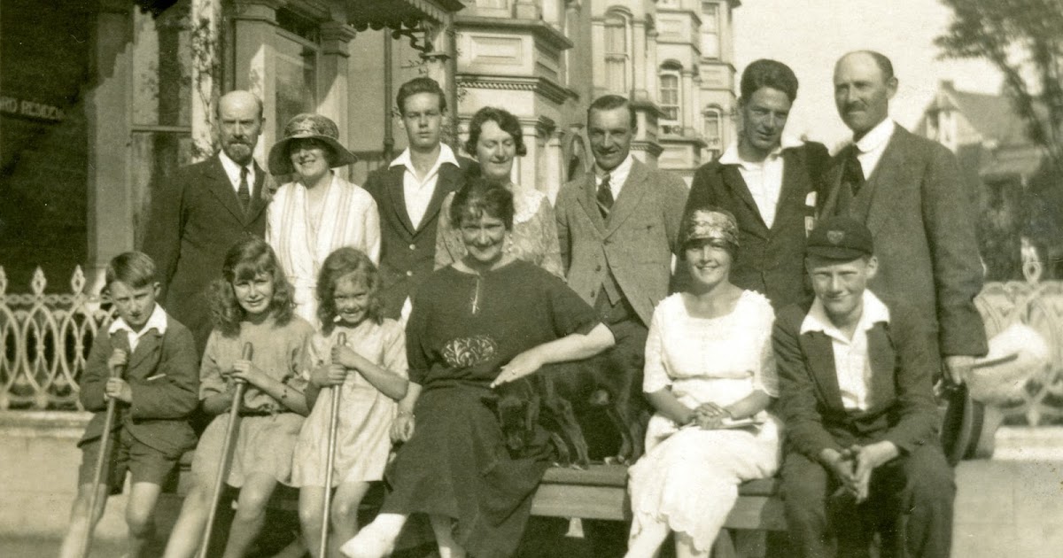 "Clogs to clogs in three generations" nghĩa là gì?