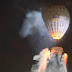 Това видео нагледно показва, защо не трябва да събирате на едно място фойерверки и балон с горещ въздух