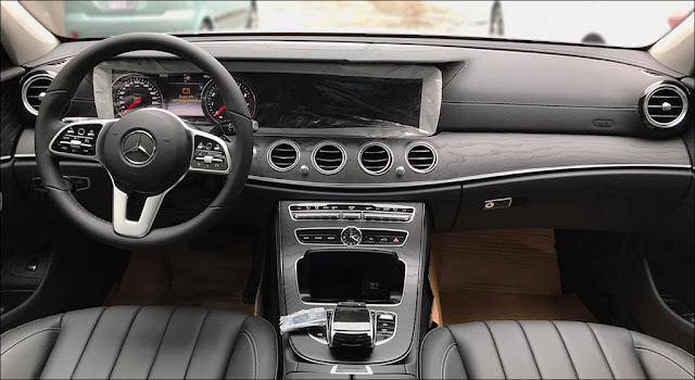 Bảng taplo Mercedes E250 2019 được ốp gỗ High-glos màu Nâu bóng trải dài trên bề mặt Taplo và 2 bên cửa