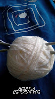 upcycling; personalizar camiseta; punto ovillo 2 hilos; lana y perlé; blanco; azul