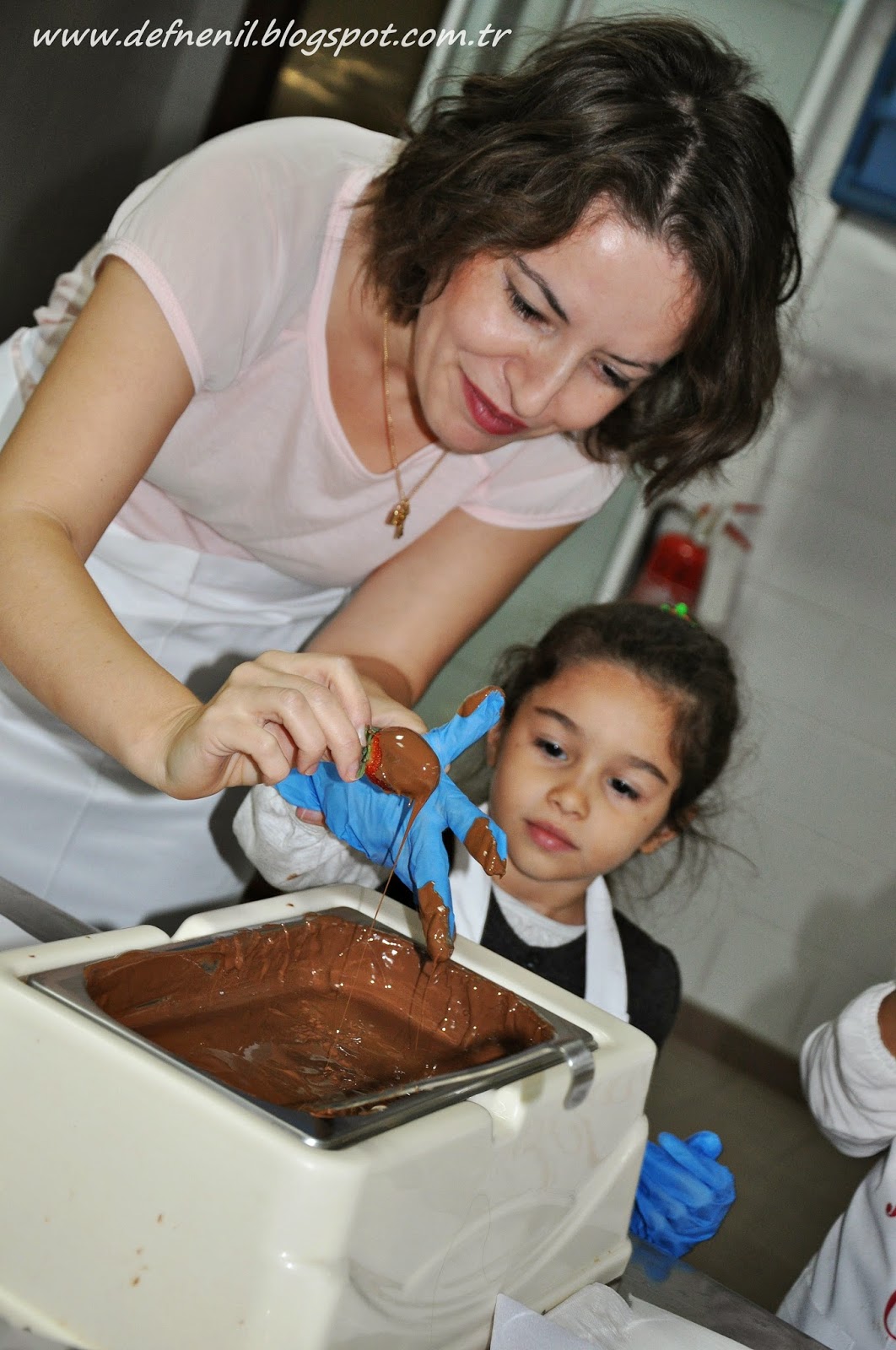 Defne Nil ve Zeynep Lâl Çırağan Palace Kempinski Çikolata 