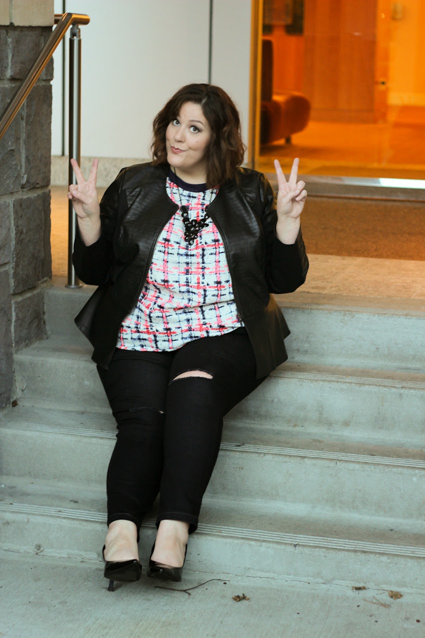 tæmme symaskine Demonstrere The perfect plus size black ripped knee skinny jean! - Life and Style of  Jessica Kane