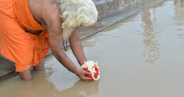 इंसान के मरने के बाद गंगा में क्यों किया जाता है अस्थि विसर्जन - Fir Post