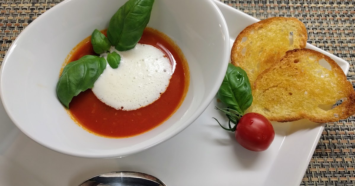 - Tomaten Süppchen mit Basilikumschaum - Tomaten Süppchen mit Basilikumschaum