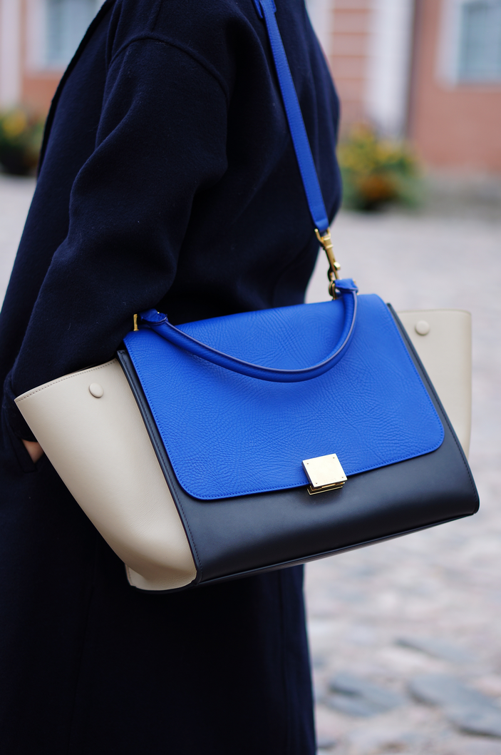 Anne Jennika Long coat & Blue bag