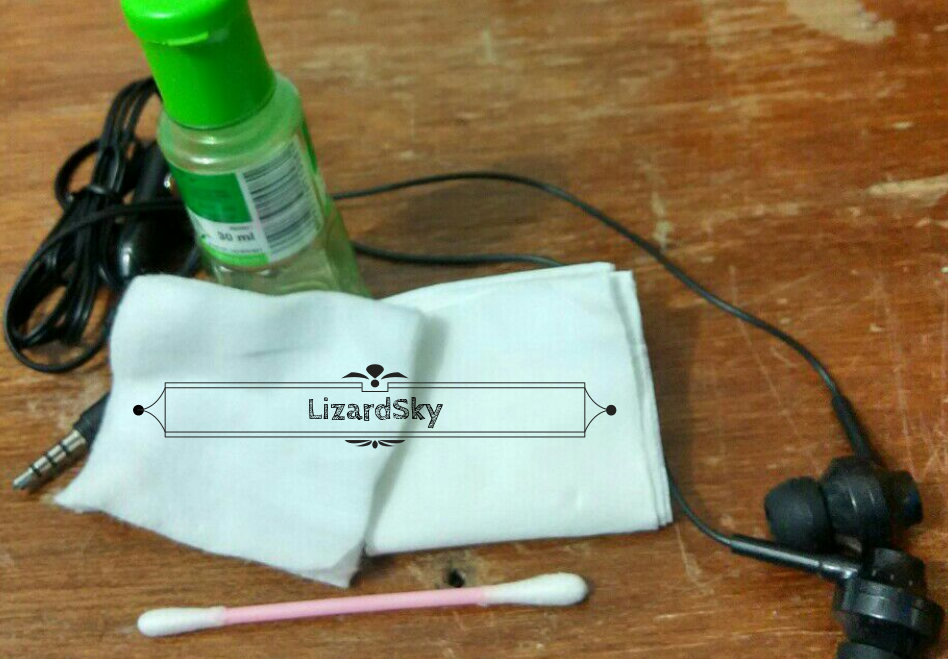 8 Cara Mudah Bersihkan Earphone dari Kotoran dan Bau 