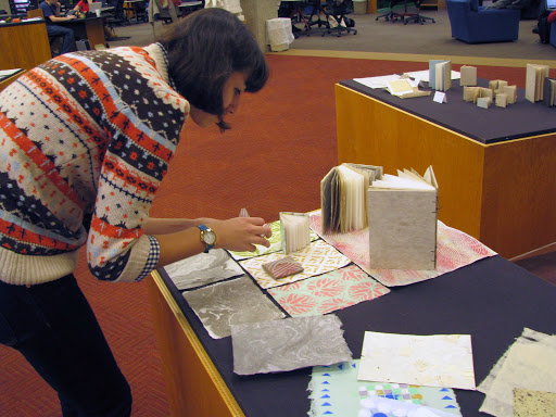 A students sets up books and paper on a table