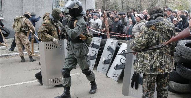 Ουκρανία: Οι ένοπλοι που κατέλαβαν αστυνομικό τμήμα κατάσχεσαν oπλοστάσιο