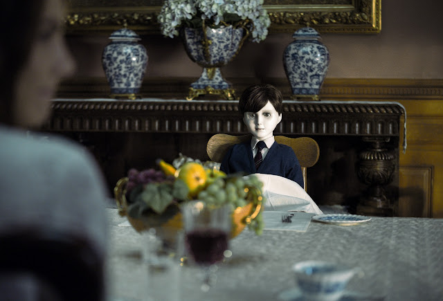 The Boy der cineast Filmblog The Boy Essen mit einer Puppe