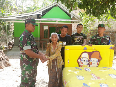 IBA TIDUR BER ALAS TIKAR, KASDIM SRAGEN BERIKAN TEMPAT TIDUR UNTUK MBAH SAMINAH