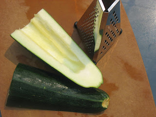 zucchini mit reibe in hlaf geschnitten