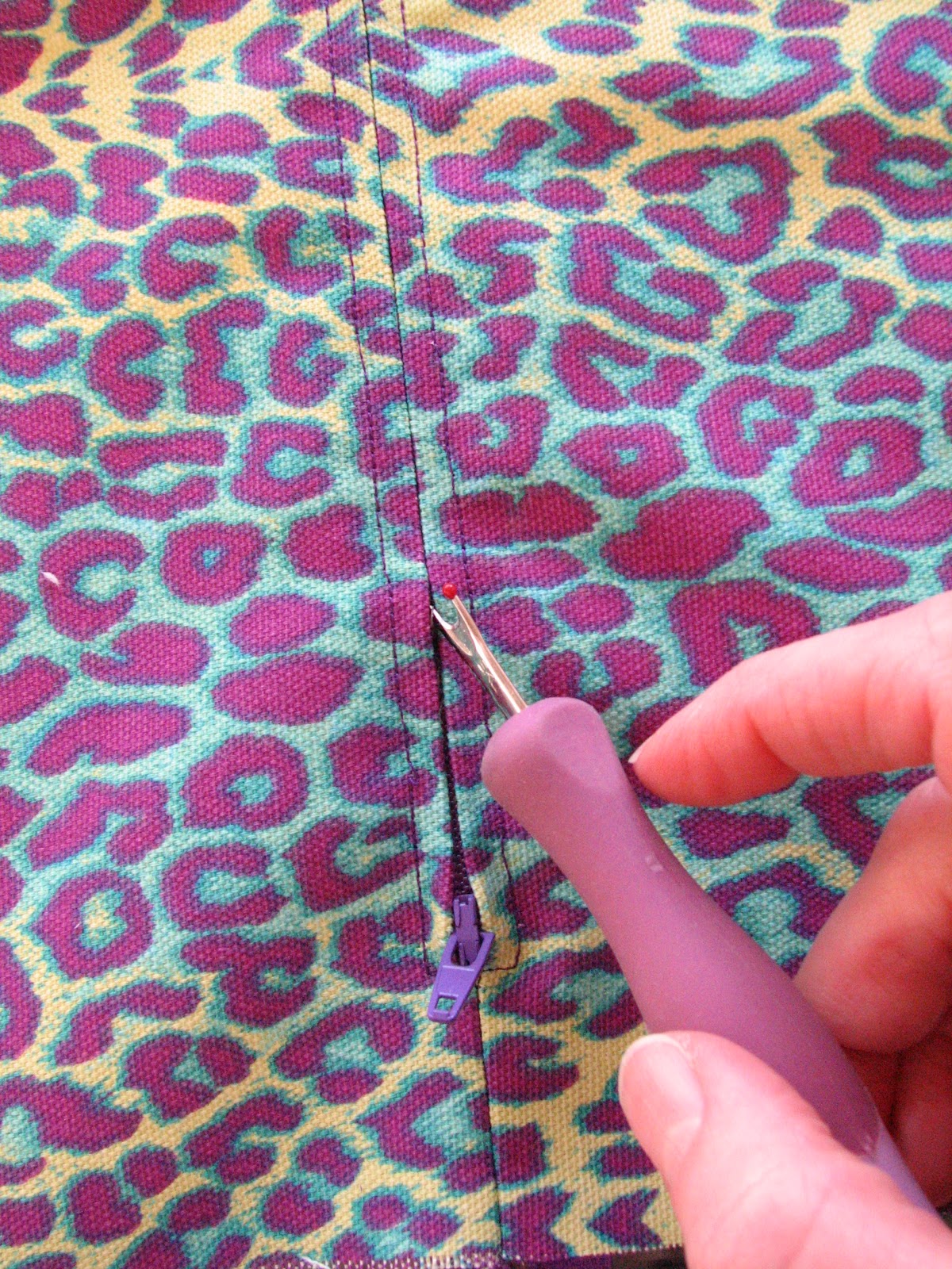 Ms. Elaineous Teaches Sewing Zippers in Pillows and Cushions