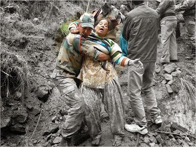 Saving a woman - Indian Army Rescue in Uttarakhand floods