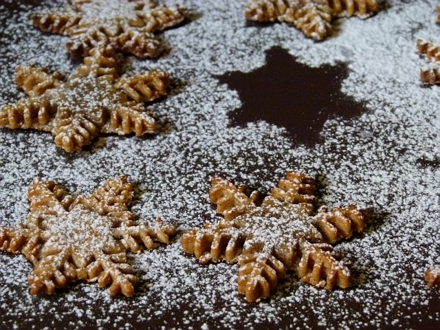 Lebkuchen Taler und Schneeflocken  In der Weihnachtsbäckerei