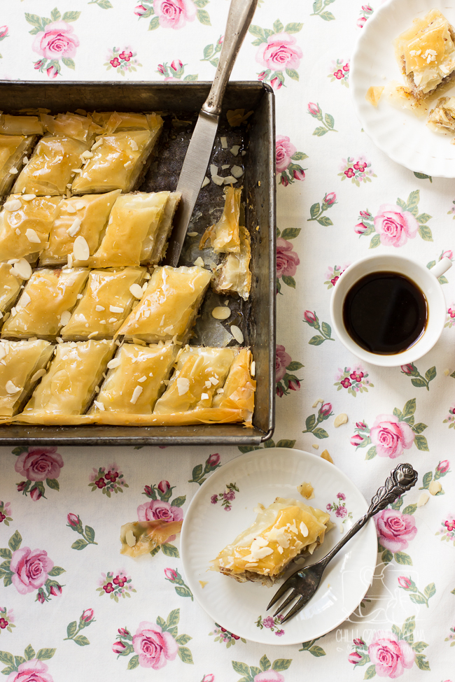 Baklawa migdałowo-rabarbarowa/ Blog Chilli, Czosnek i Oliwa Wiosenna, mniej słodka wersja baklawy z migdałami, rabarbarem i syropem z miodu i soku pomarańczowego.