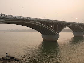 man under Juzizhou Bridge (橘子洲大桥) in Changsha