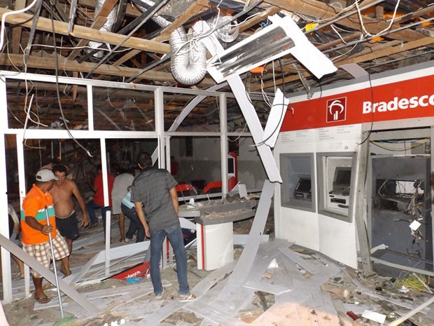 Agência do Bradesco ficou completamente destruída (Foto: Gabriel Araújo / Portaldenoticias.net)