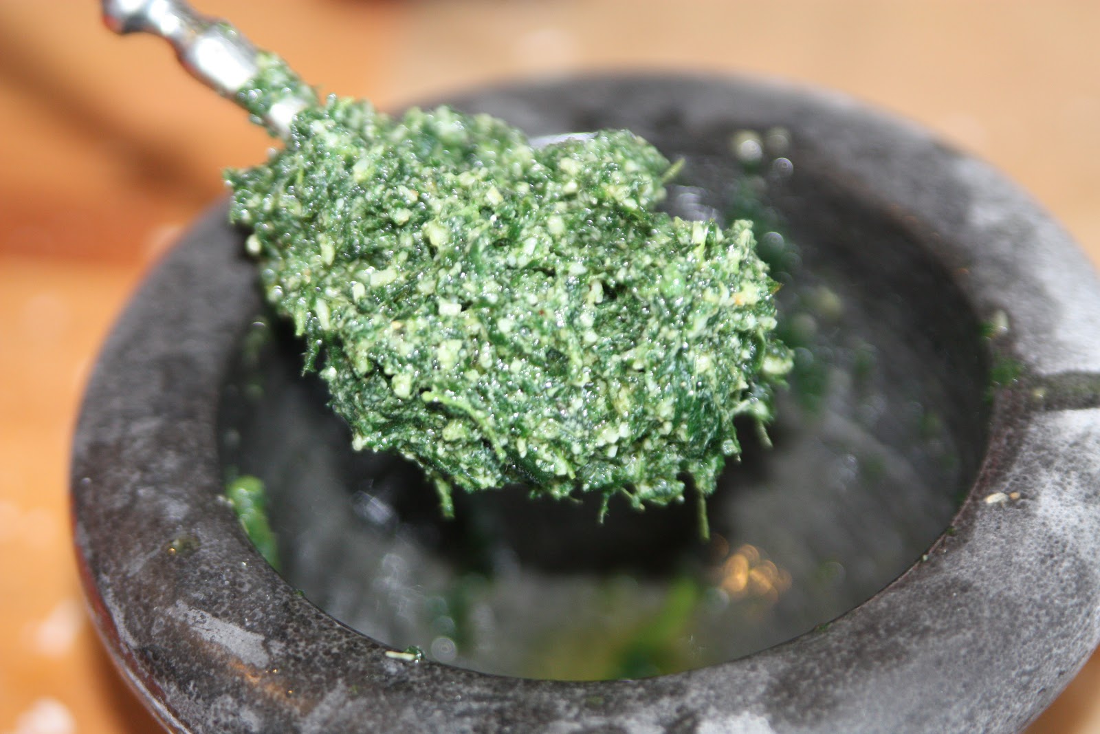 Grüne Rezepte: Brennessel-Pesto und Brennessel-Cremesuppe – LeafyMag