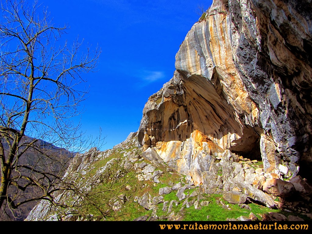 Rutas Montaña Asturias de las Pinturas Rupestres de Fresnedo: Impresionante cueva un poco más allá del Abrigo del Paso