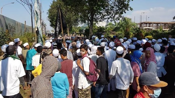 BREAKING NEWS: Massa Bentrok dengan Polisi di Bekasi Dipicu Proyek Gereja