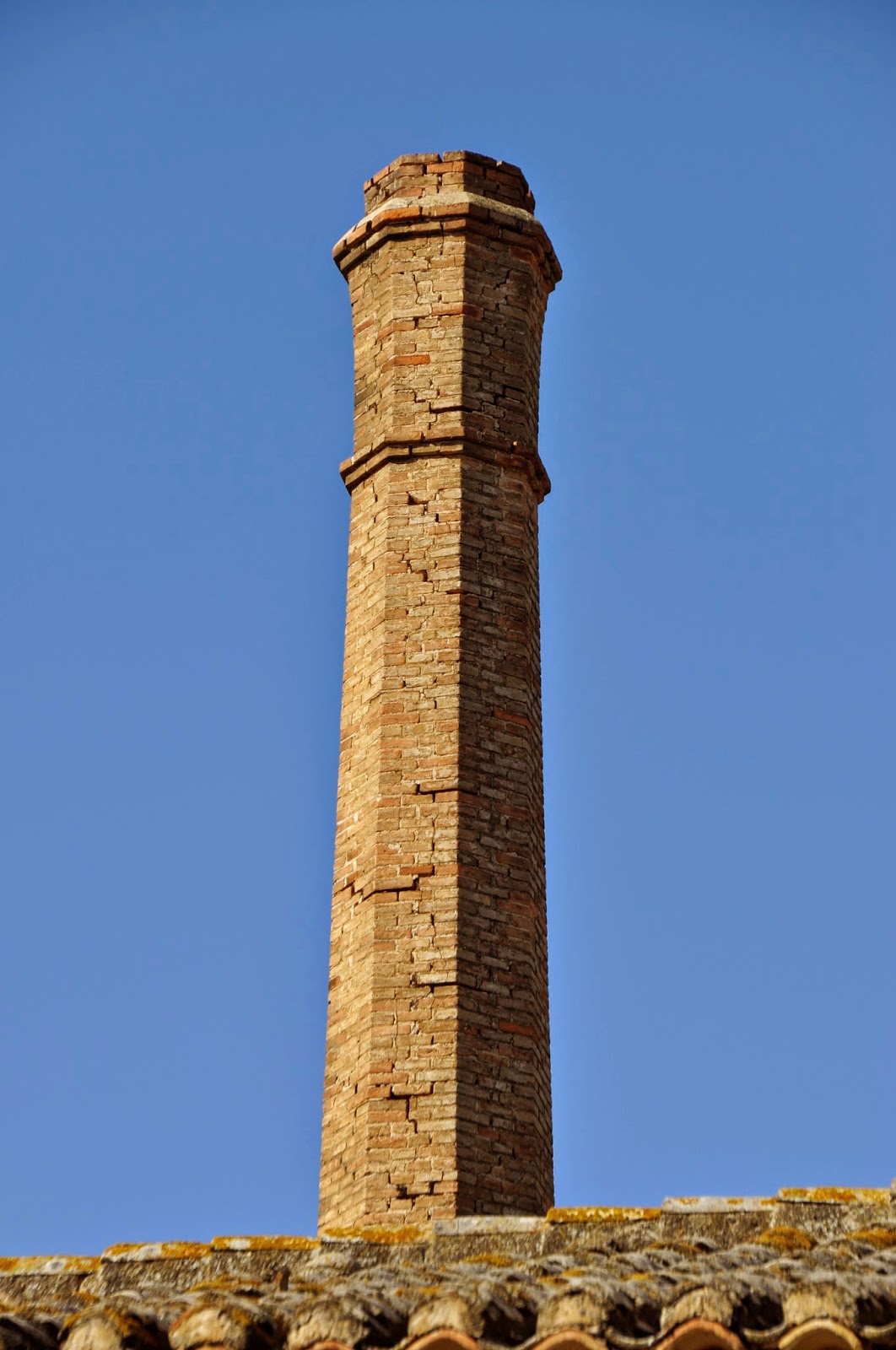 València, arena y cal: Chimeneas industriales de ladrillo.