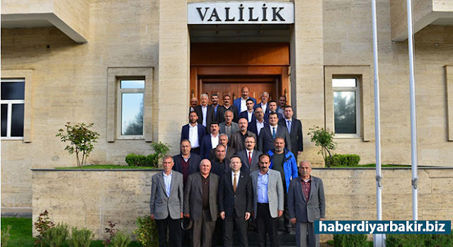 Diyarbakır Valisi Hüseyin Aksoy merkezdeki muhtarlar ile bir araya geldi DİYARBAKIR-Diyarbakır Valisi Hüseyin Aksoy, merkez ilçelerinde görev yapan muhtarlar ile bir araya gelerek muhtarların sorunlarını dinledi.