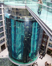 Aquadom - aquário cilíndrico no Radisson Hotel em Berlim