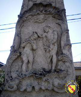 Vitrey - Croix monumentale du cimetière : Le baptème du Christ par Saint-Jean-Baptiste