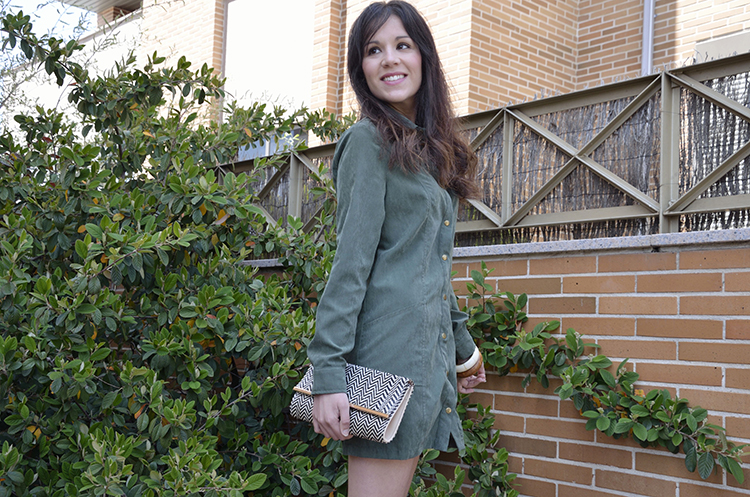 vestido-camisero-verde-look-blogger-outfit-sandalias-clutch