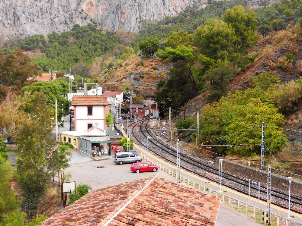 Viajes ferroviarios de ayer, hoy y mañana El Chorro, la estación mágica de Andalucía Viajes ferroviarios de ayer, hoy y mañana El Chorro, la estación mágica de Andalucía