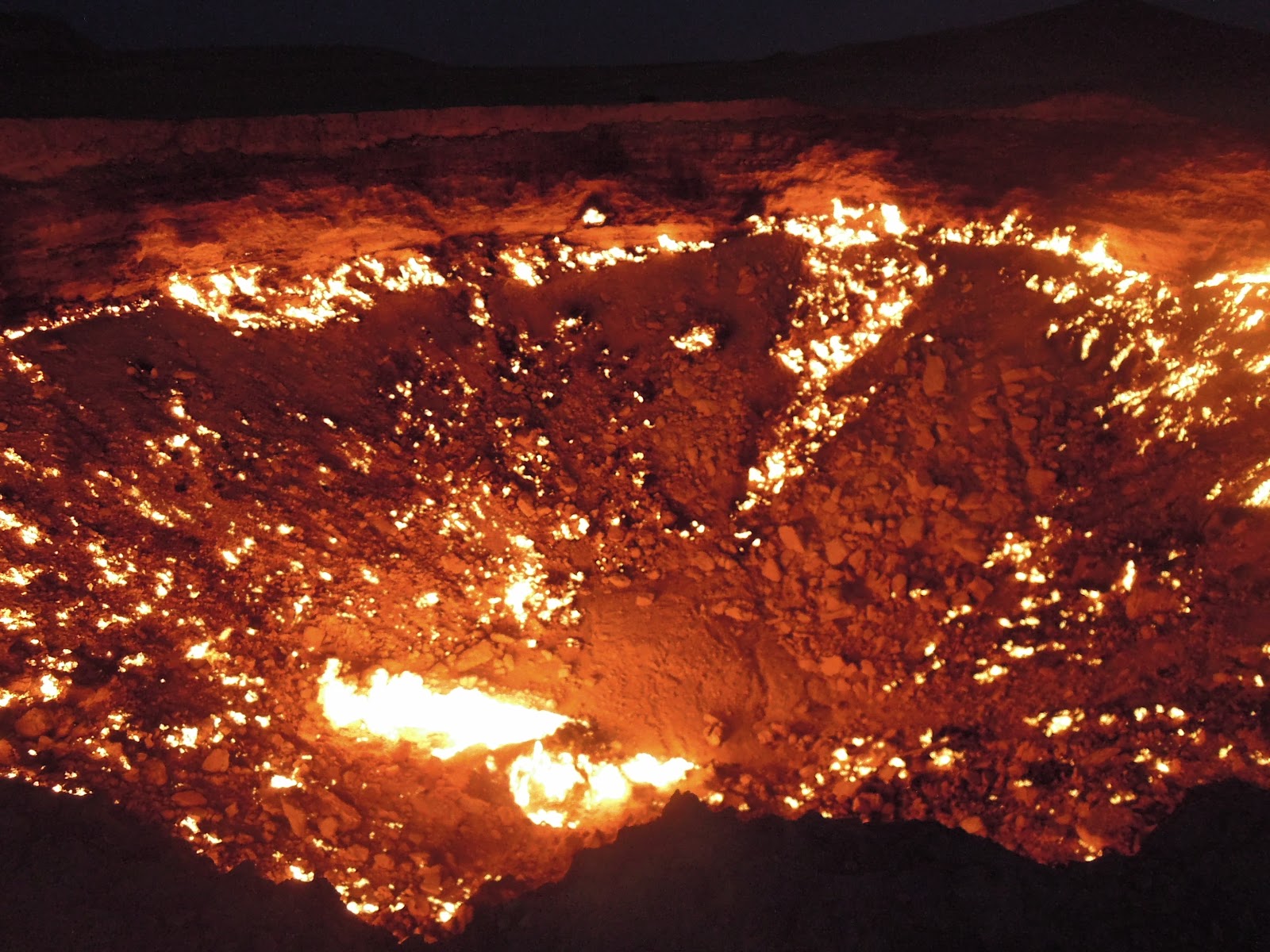 Un explorateur descend dans les flammes de la Porte de lEnfer