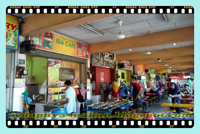 Deretan gerai yang banyak, boleh pilih nak makan kedai mana satu