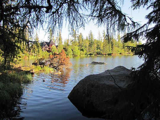 Szczyrbskie Jezioro (słow. Štrbské pleso, niem. Tschirmer See, węg. Csorbai-tó; 1346 m n.p.m.). Szczyrbskie Jezioro (słow. Štrbské pleso, niem. Tschirmer See, węg. Csorbai-tó; 1346 m n.p.m.).