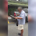 Video pakcik buta tak nak berganjak dari tengah jalan selagi tak dapat RM20