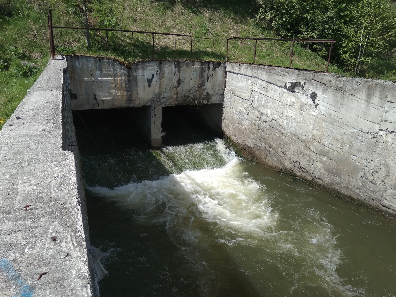 Плотина нерехта. Дамба в можарах рязанской области. Отрадинское водохранилище башкирия. Плотина опарино. Демидовская плотина мариинск.