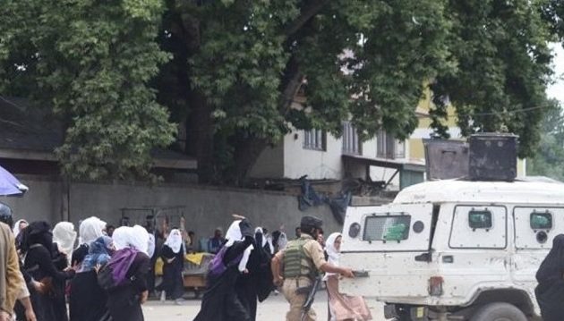 Φρίκη στην Ινδία: Άνδρας έσυρε 3χρονη σε σχολείο και τη βίασε – Ζητούν θανατική ποινή Φρίκη στην Ινδία: Άνδρας έσυρε 3χρονη σε σχολείο και τη βίασε – Ζητούν θανατική ποινή