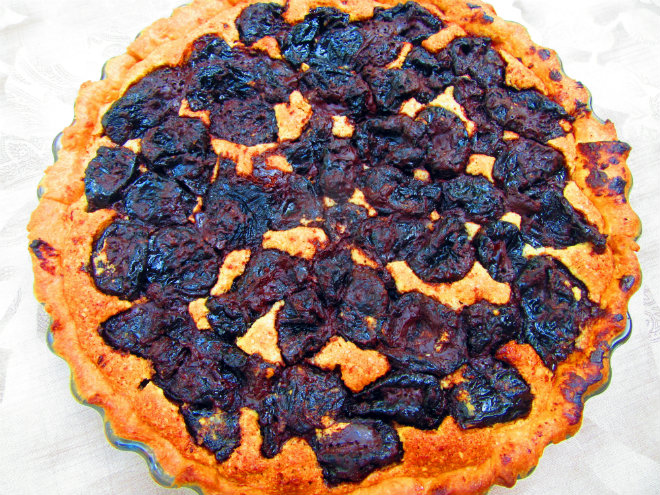 Prune, chocolate and almond tart by Laka kuharica: cool and sprinkle with ground cinnamon.