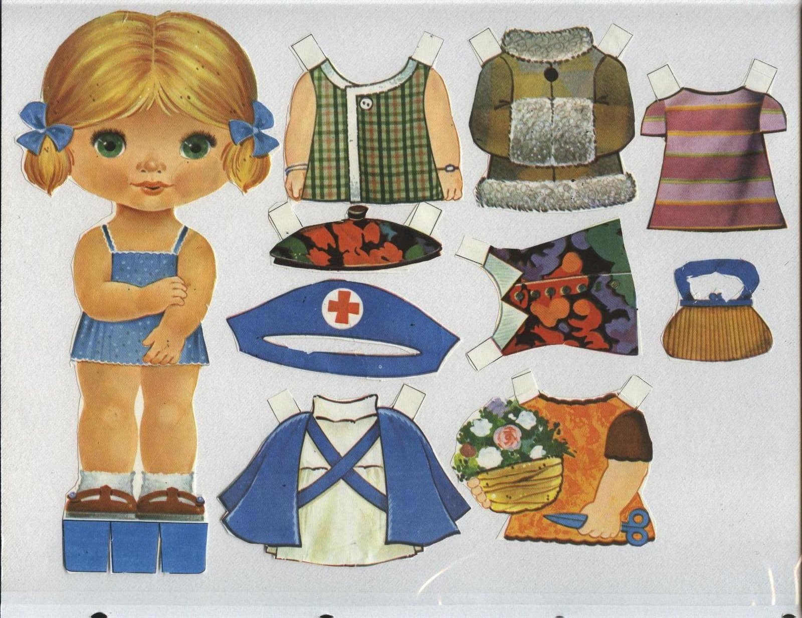 Игра одень мальчика. Бумажные куклы с одеждой. Картонные куклы с одеждой. Одежда для кукол. Кукла из картона с одеждой.