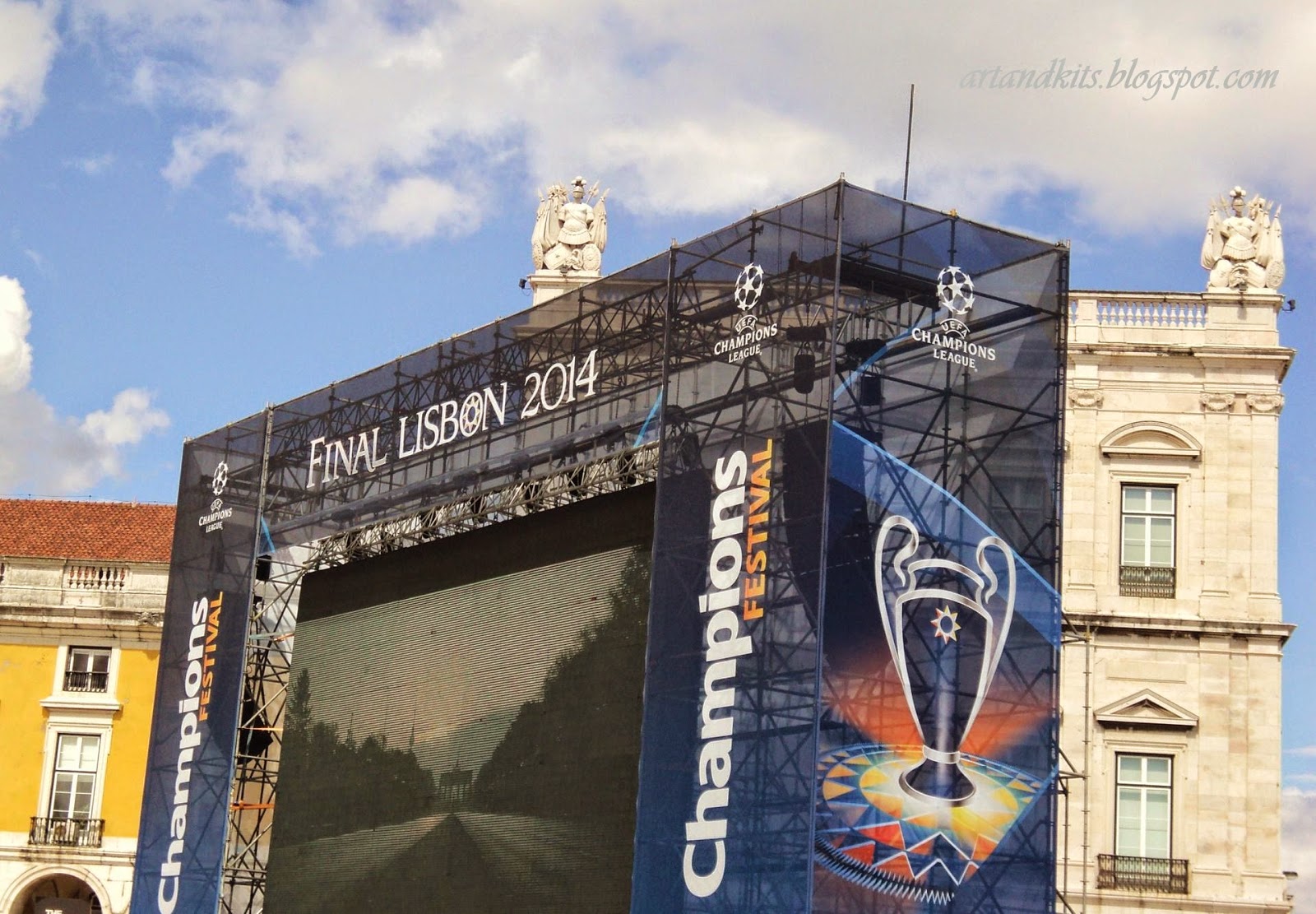 Imagens de ontem, no Terreiro do Paço... para acontecimentos de amanhã, no Estádio da Luz. / Yesterday's images, at the Commerce Square... for tomorrow's events, at the Stadium of the Light.